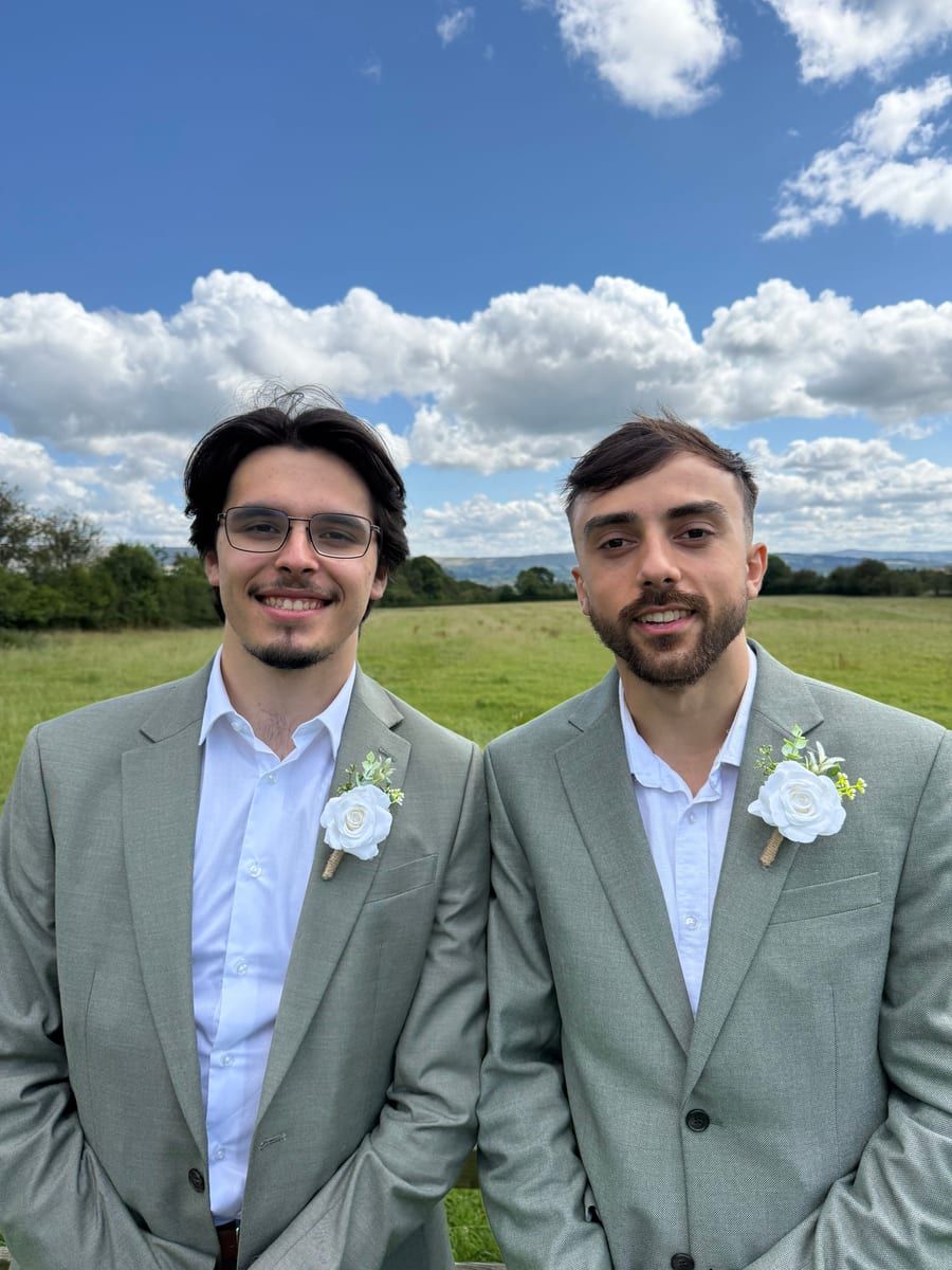 Lucas and Sérgio, the founders of Farolis, standing together outdoors in matching grey suits